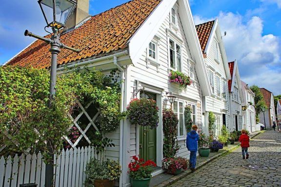 Gamle-Stavanger-historic-city-area-with-white-18th-19th-century-houses-in-Stavanger-Norway.jpg.optimal